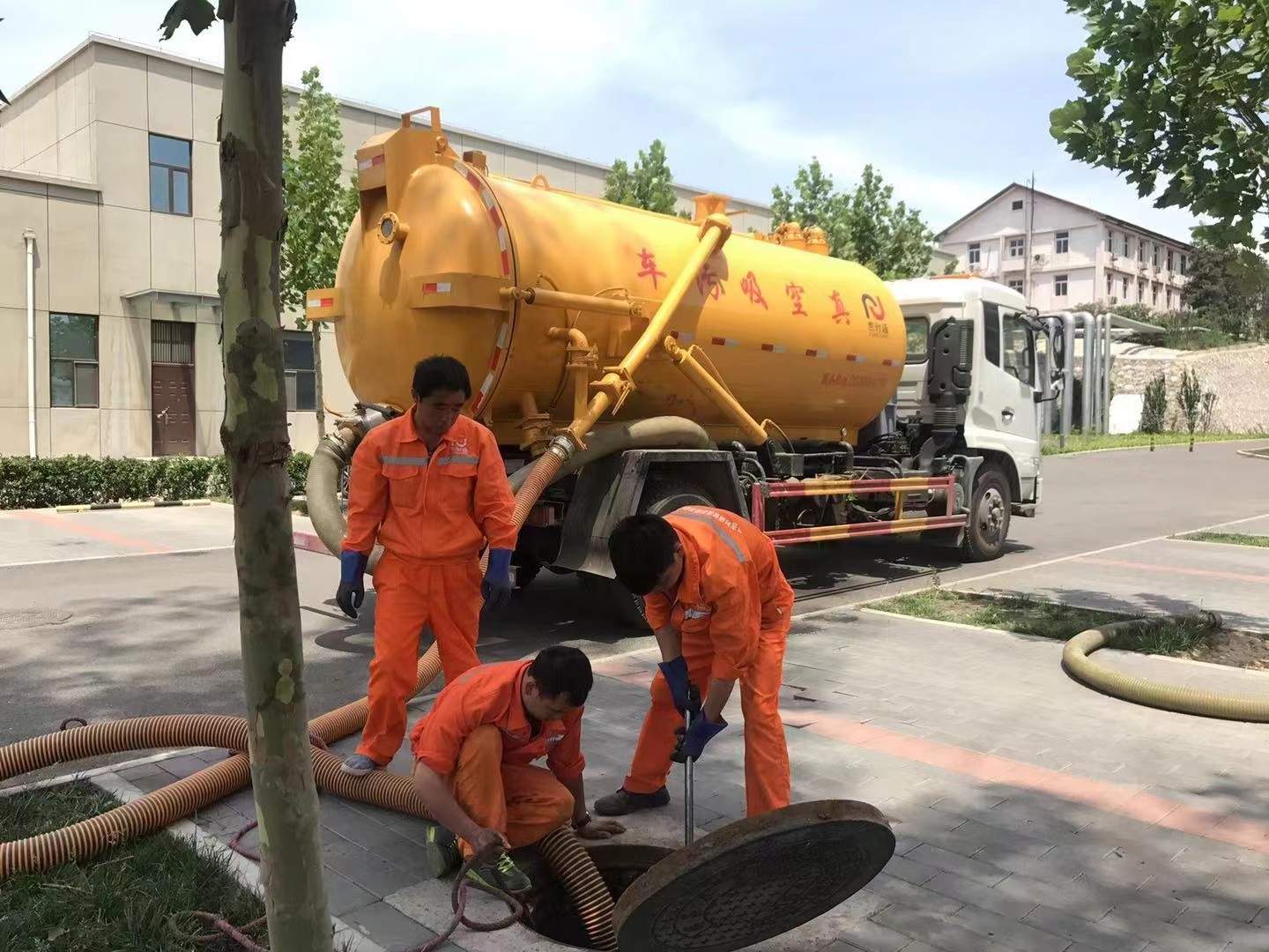 都昌管道疏通车停在窨井附近