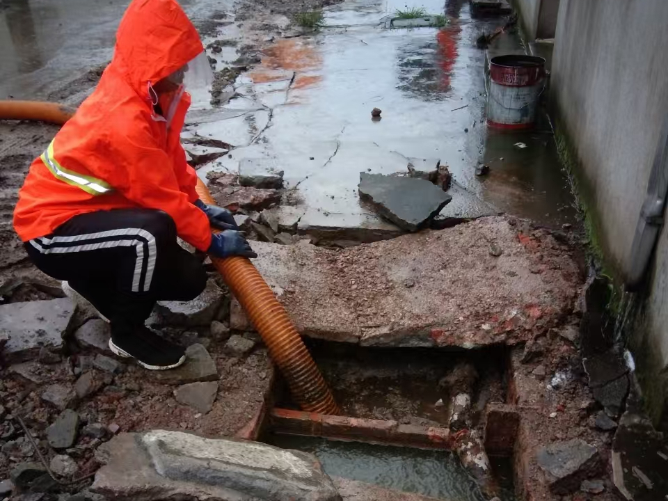 都昌专业清理污水池 炜誉市政以规范流程守护城市 “肠道”